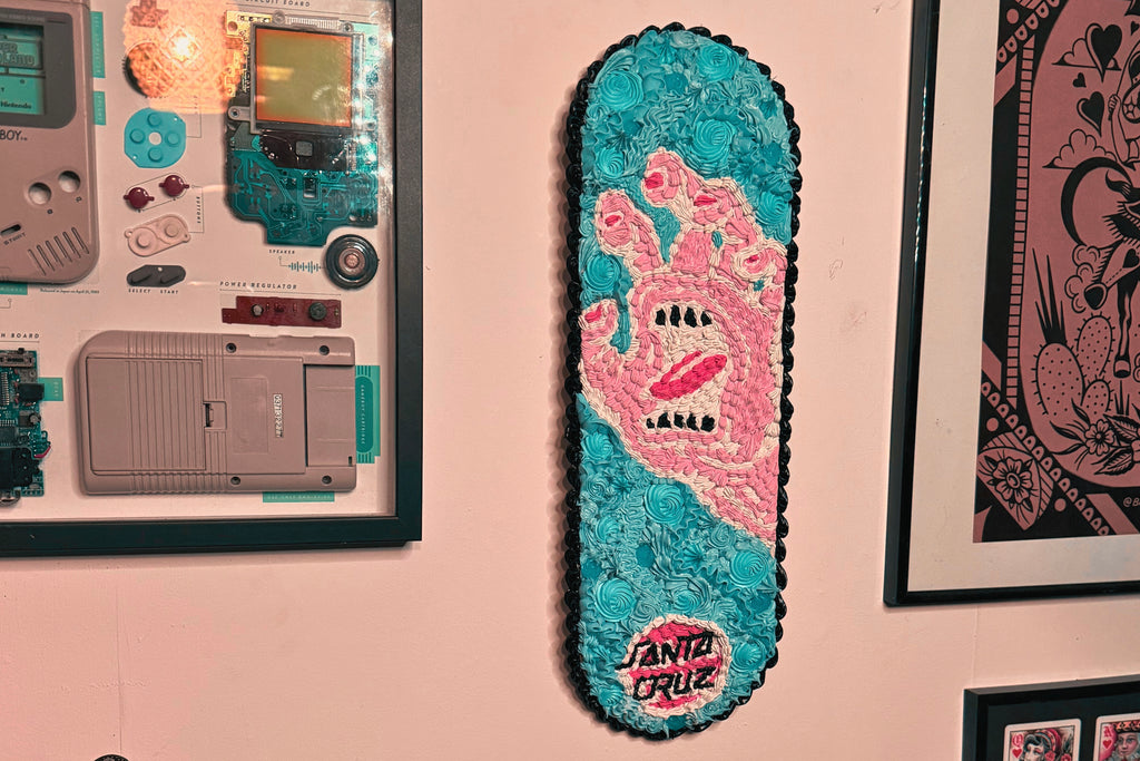 Santa Cruz Screaming Hand white outline Scakeboard