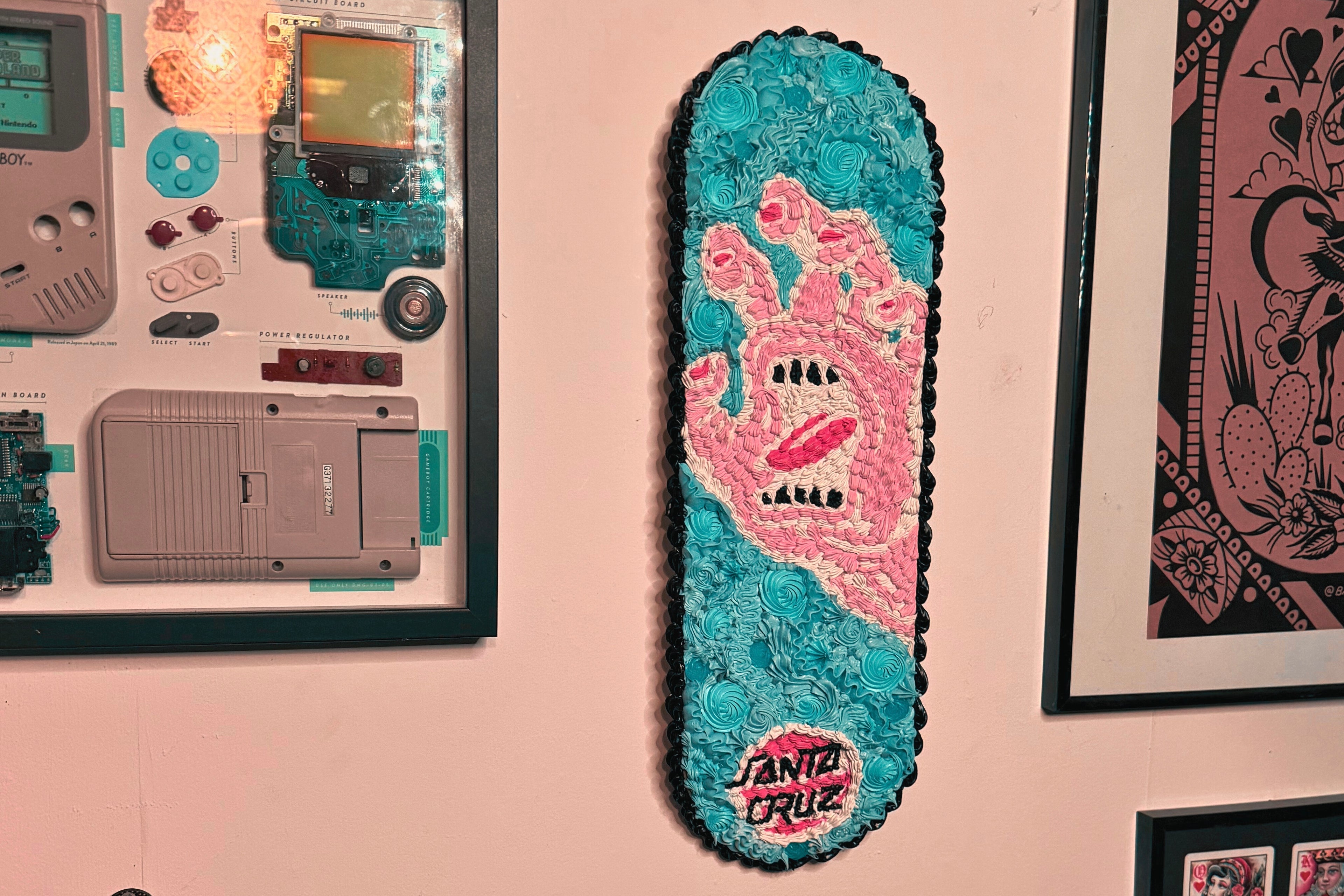 Santa Cruz Screaming Hand white outline Scakeboard