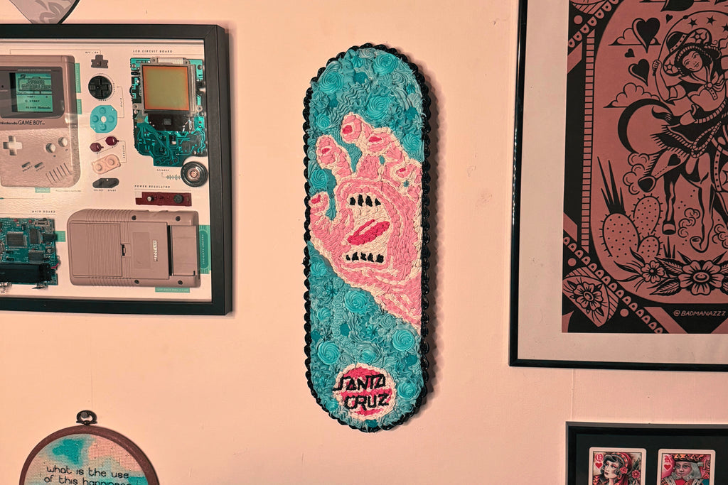 Santa Cruz Screaming Hand white outline Scakeboard
